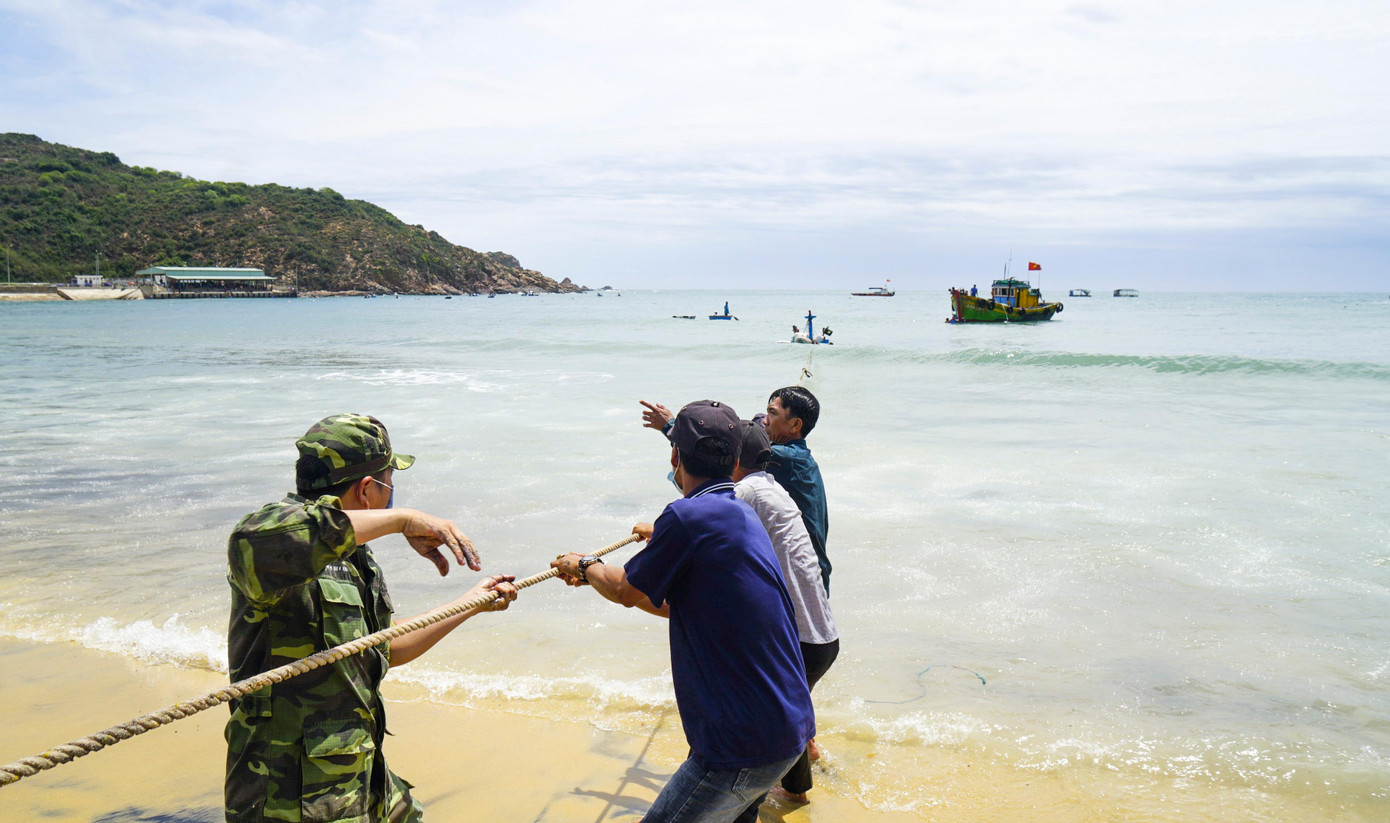 Lực lượng chức năng, người dân nỗ lực kéo chiếc thuyền bị chìm lên bờ. Lực lượng chức năng, người dân nỗ lực kéo chiếc thuyền bị chìm lên bờ.