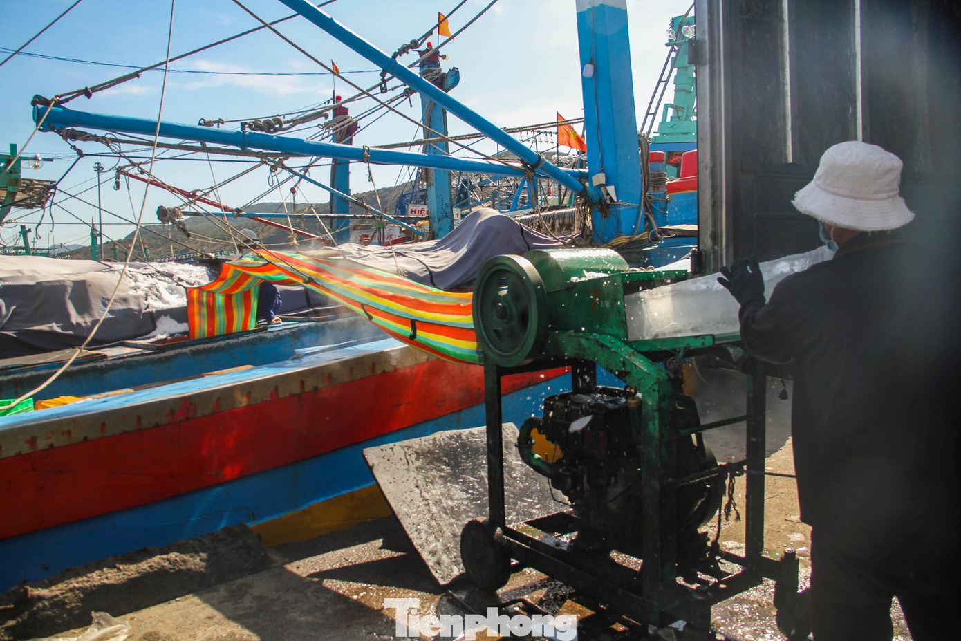 Ngoài ra, ông Dũng cũng cho biết, đối với các tàu thuyền ở vùng dịch theo Chỉ thị 16, BQL cảng cá cũng đề nghị chủ tàu liên hệ với địa phương, để địa phương bố trí xe đưa về, để thực hiện khai báo y tế và cách ly tại nhà. Ảnh: Trương Định