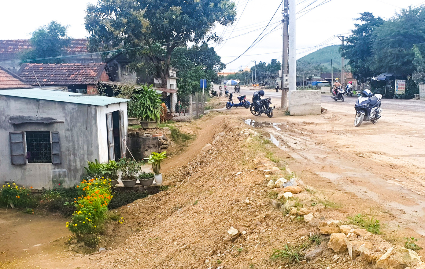 Mặt đường cao hơn nhà dân khoảng từ 1,22 - 4,1m. Mặt đường cao hơn nhà dân khoảng từ 1,22 - 4,1m.