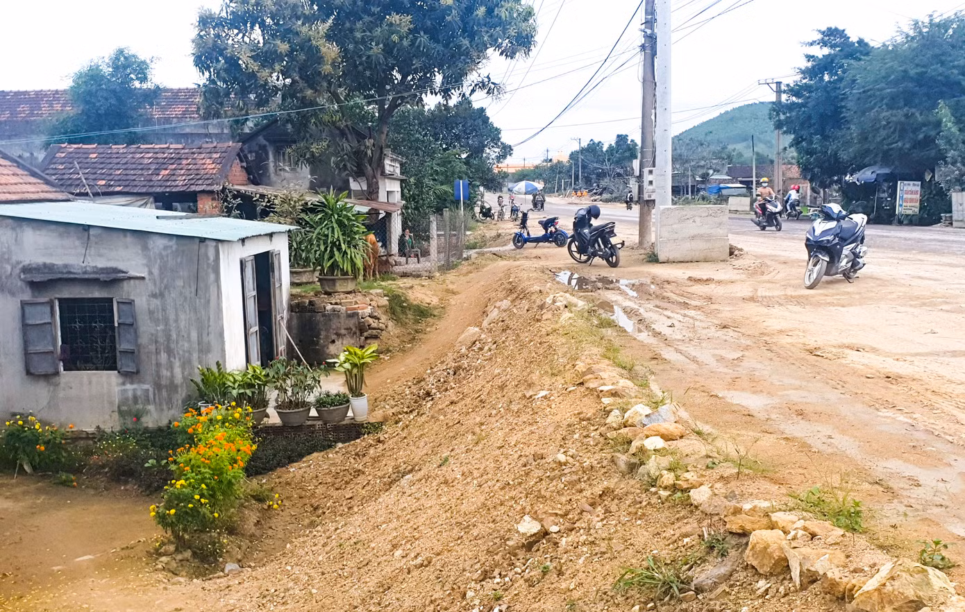 Mặt đường cao hơn nhà dân khoảng từ 1,22 - 4,1m. Mặt đường cao hơn nhà dân khoảng từ 1,22 - 4,1m.