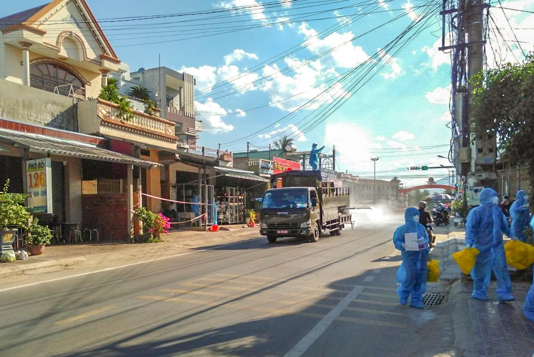 Bộ CHQS tỉnh Bình Định phun hóa chất khử khuẩn địa bàn phường Tam Quan Bắc. Bộ CHQS tỉnh Bình Định phun hóa chất khử khuẩn địa bàn phường Tam Quan Bắc.