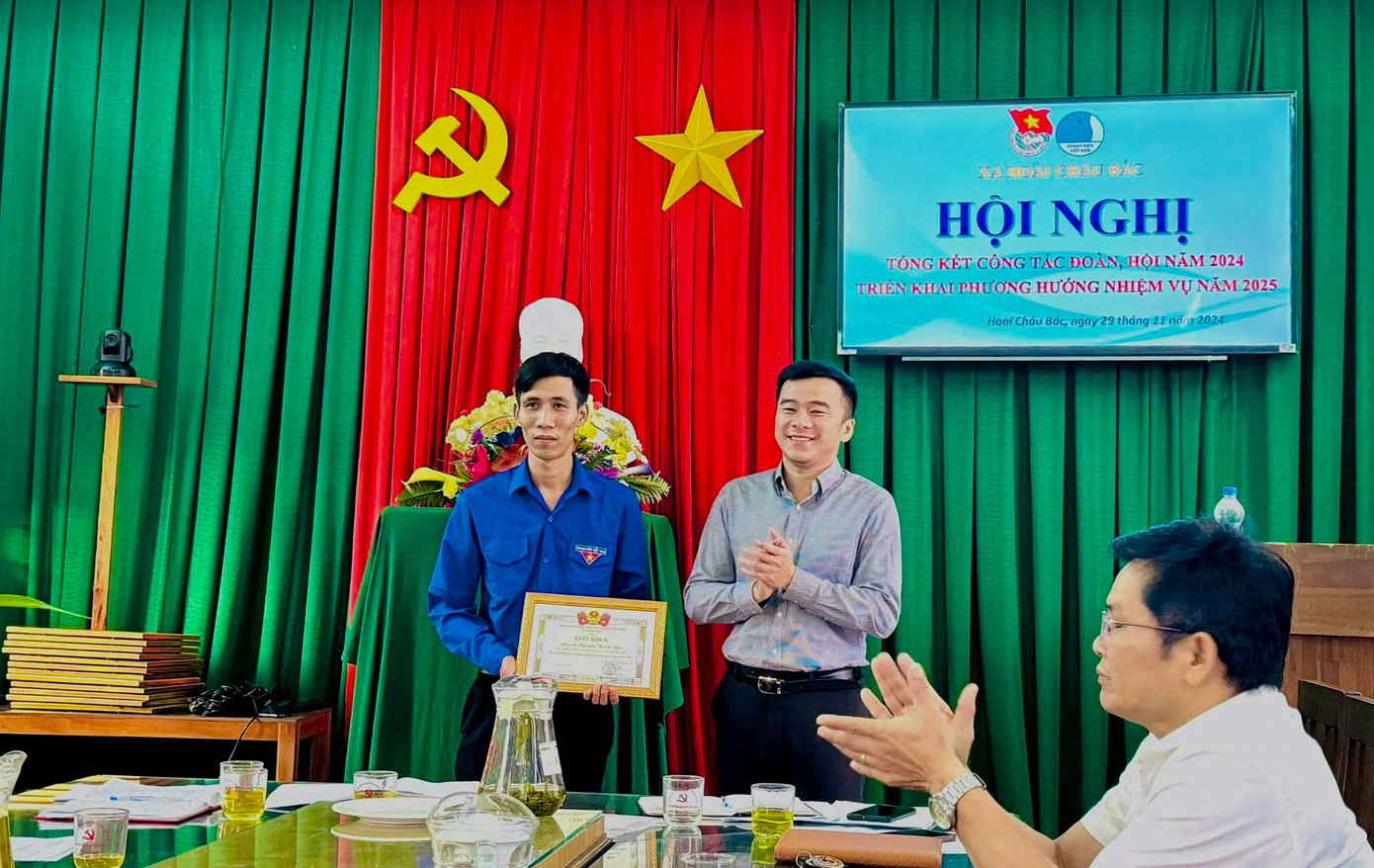Biểu dương Phó Bí thư Chi đoàn thôn Nguyễn Thành Bửu. Biểu dương Phó Bí thư Chi đoàn thôn Nguyễn Thành Bửu.
