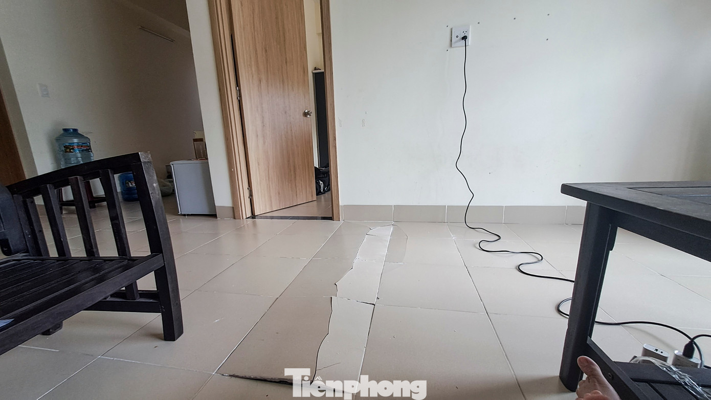 Nền gạch chung cư Hoàng Văn Thụ bất ngờ bị phồng rộp, nứt toác. Ảnh: Trương Định Nền gạch chung cư Hoàng Văn Thụ bất ngờ bị phồng rộp, nứt toác. Ảnh: Trương Định