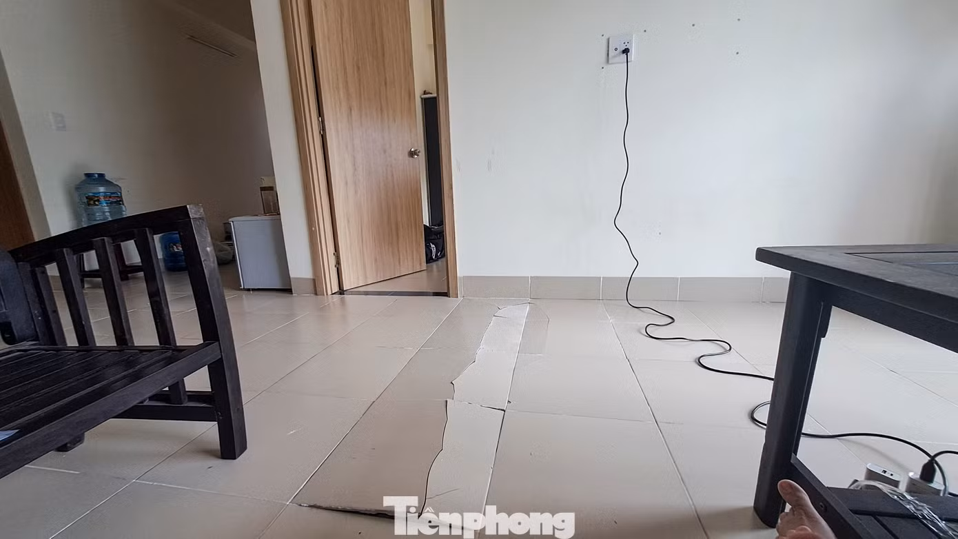 Nền gạch chung cư Hoàng Văn Thụ bất ngờ bị phồng rộp, nứt toác. Ảnh: Trương Định