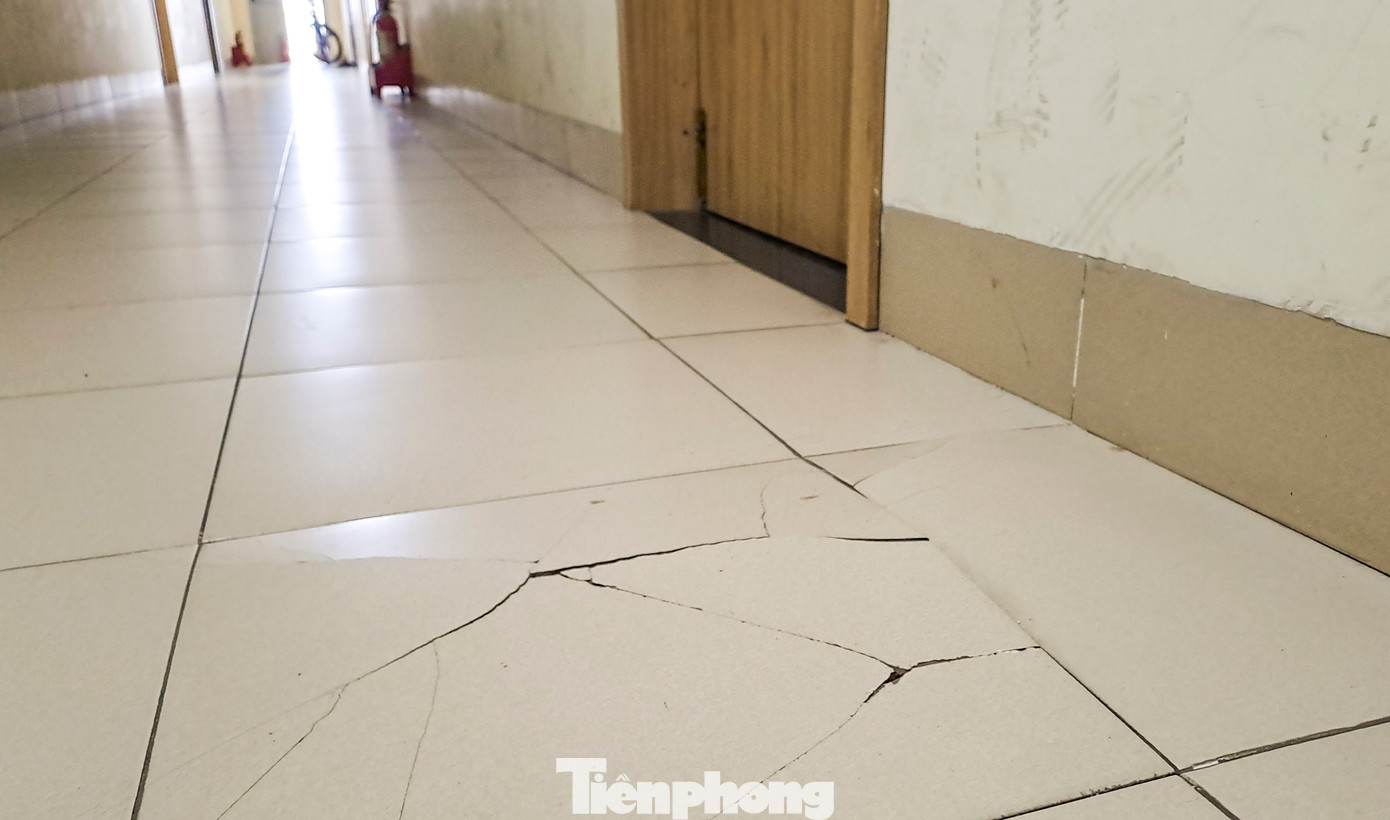 Một số vị trí nền gạch tại chung cư Hoàng Văn Thụ xuất hiện hư hỏng. Ảnh: Trương Định Một số vị trí nền gạch tại chung cư Hoàng Văn Thụ xuất hiện hư hỏng. Ảnh: Trương Định