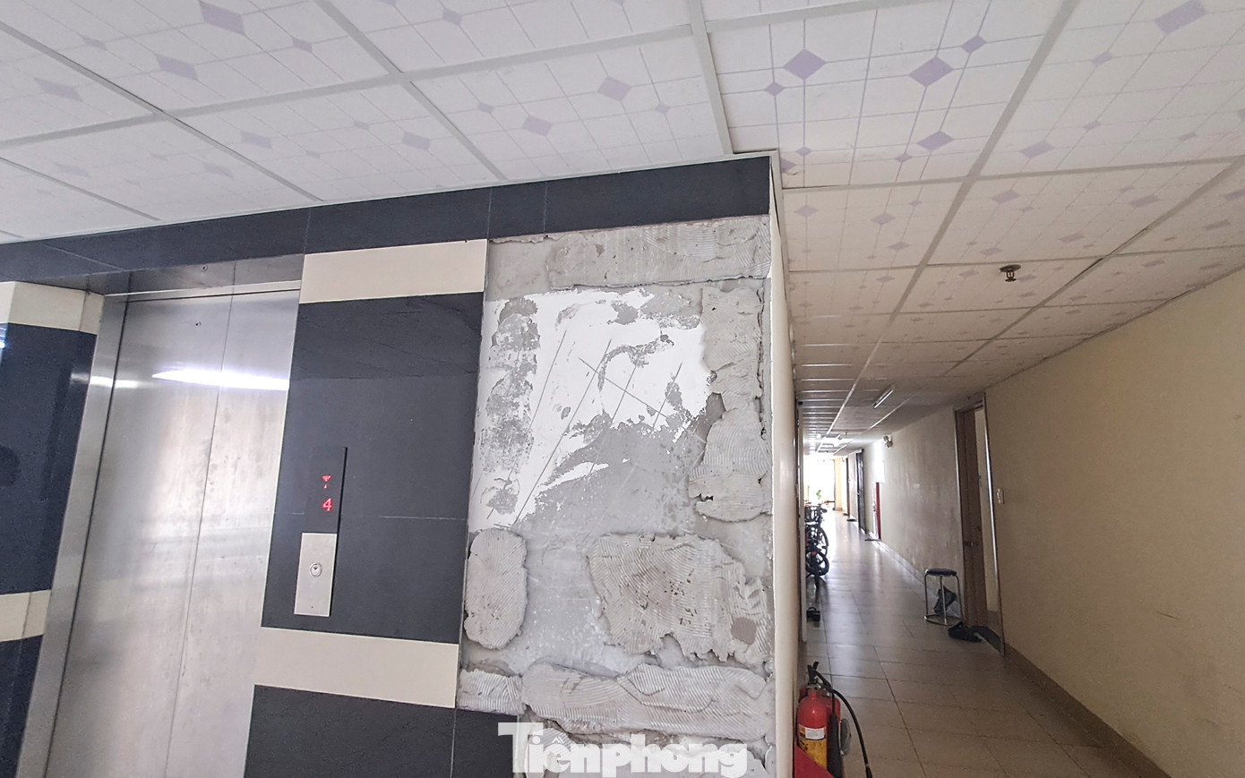 Một mảng tường tại vị trí thang máy bị bong tróc. Ảnh: Trương Định Một mảng tường tại vị trí thang máy bị bong tróc. Ảnh: Trương Định