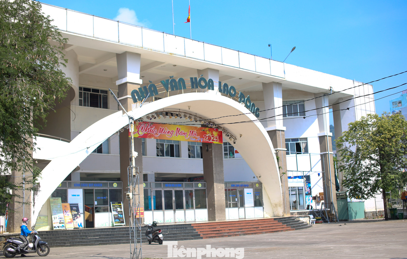 Phó Chủ tịch tỉnh Bình Định Nguyễn Tuấn Thanh giao TP. Quy Nhơn phối hợp với LĐLĐ tỉnh và các cơ quan, đơn vị liên quan sớm hoàn chỉnh các hồ sơ, thủ tục để thu hồi đất theo đúng trình tự quy định, các đơn vị khẩn trương rà soát, hoàn chỉnh các hồ sơ, thủ tục để thực hiện công tác bồi thường, giải phóng mặt bằng. Ảnh: Trương Định. Phó Chủ tịch tỉnh Bình Định Nguyễn Tuấn Thanh giao TP. Quy Nhơn phối hợp với LĐLĐ tỉnh và các cơ quan, đơn vị liên quan sớm hoàn chỉnh các hồ sơ, thủ tục để thu hồi đất theo đúng trình tự quy định, các đơn vị khẩn trương rà soát, hoàn chỉnh các hồ sơ, thủ tục để thực hiện công tác bồi thường, giải phóng mặt bằng. Ảnh: Trương Định.