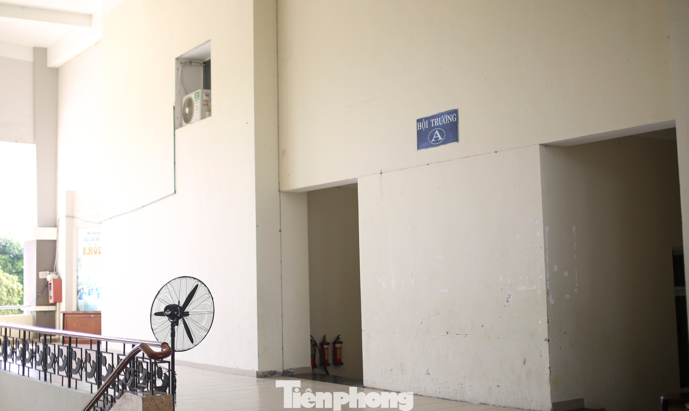 Sở Tài chính phối hợp với Sở VH-TT&DL, Liên đoàn Lao động tỉnh và các cơ quan, đơn vị có liên quan rà soát, nghiên cứu, tham mưu đề xuất việc tạm bàn giao trụ sở cũ của Trung tâm Văn hóa tỉnh tại số 2 đường Phan Đình Phùng (TP. Quy Nhơn) cho Nhà Văn hóa Lao động tỉnh quản lý, sử dụng, tham mưu văn bản thống nhất với Tổng LĐLĐ Việt Nam, Bộ Tài chính về phương án điều chuyển cơ sở nhà, đất này. Ảnh: Trương Định. Sở Tài chính phối hợp với Sở VH-TT&DL, Liên đoàn Lao động tỉnh và các cơ quan, đơn vị có liên quan rà soát, nghiên cứu, tham mưu đề xuất việc tạm bàn giao trụ sở cũ của Trung tâm Văn hóa tỉnh tại số 2 đường Phan Đình Phùng (TP. Quy Nhơn) cho Nhà Văn hóa Lao động tỉnh quản lý, sử dụng, tham mưu văn bản thống nhất với Tổng LĐLĐ Việt Nam, Bộ Tài chính về phương án điều chuyển cơ sở nhà, đất này. Ảnh: Trương Định.