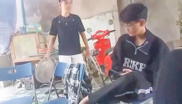 Sự việc nam sinh bị đánh được ghi lại. Ảnh cắt từ clip