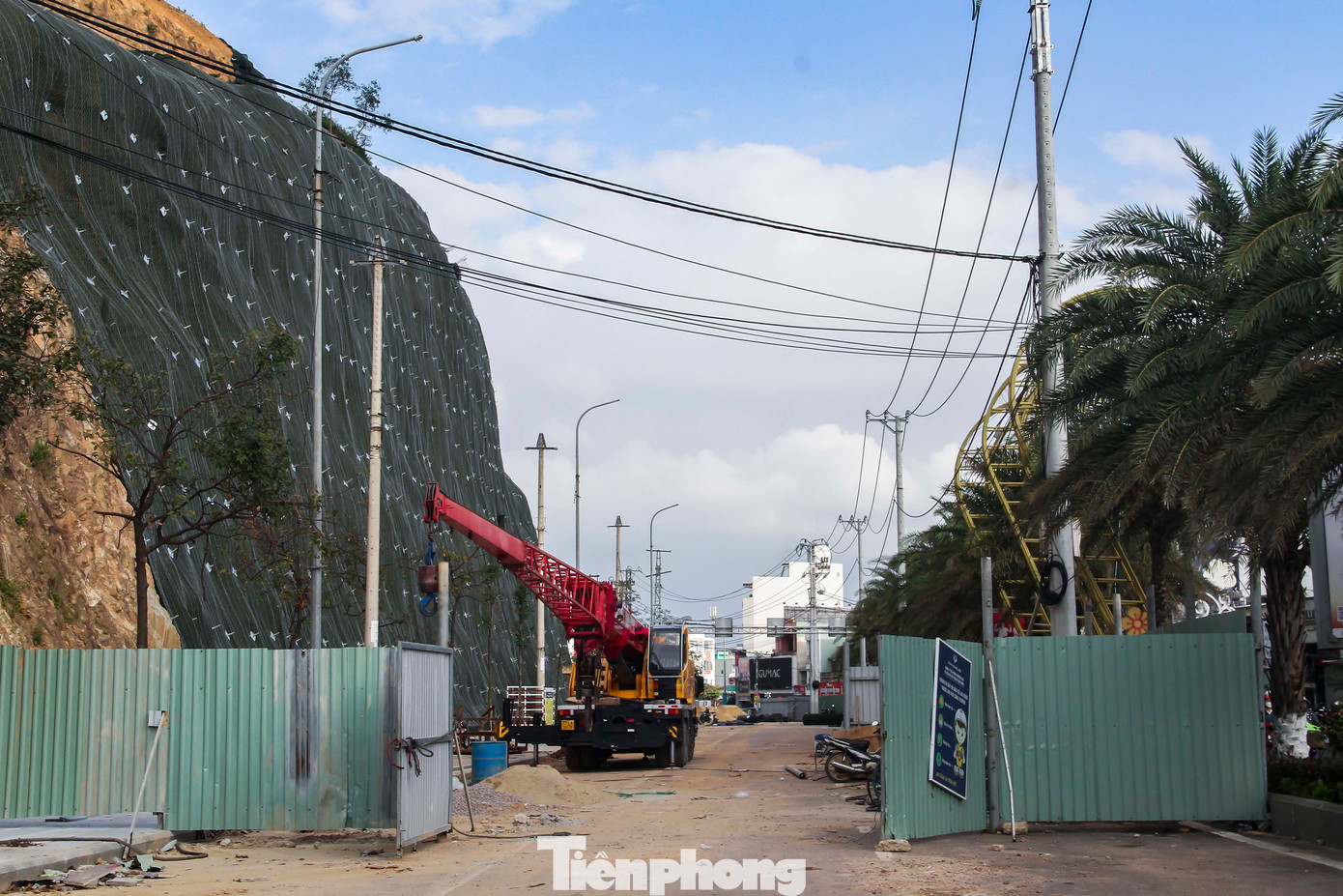 Tháng 10/2021, một mảng núi Bà Hỏa bất ngờ sạt lở. Đất, đá đổ xuống làm 3 người đang đi trên đường bị thương. UBND tỉnh Bình Định sau đó phê duyệt dự án khắc phục, tổng kinh phí gần 62 tỷ đồng, do UBND TP. Quy Nhơn làm chủ đầu tư. Phạm vi gia cố với chiều dài 210m, chiều cao 30m.