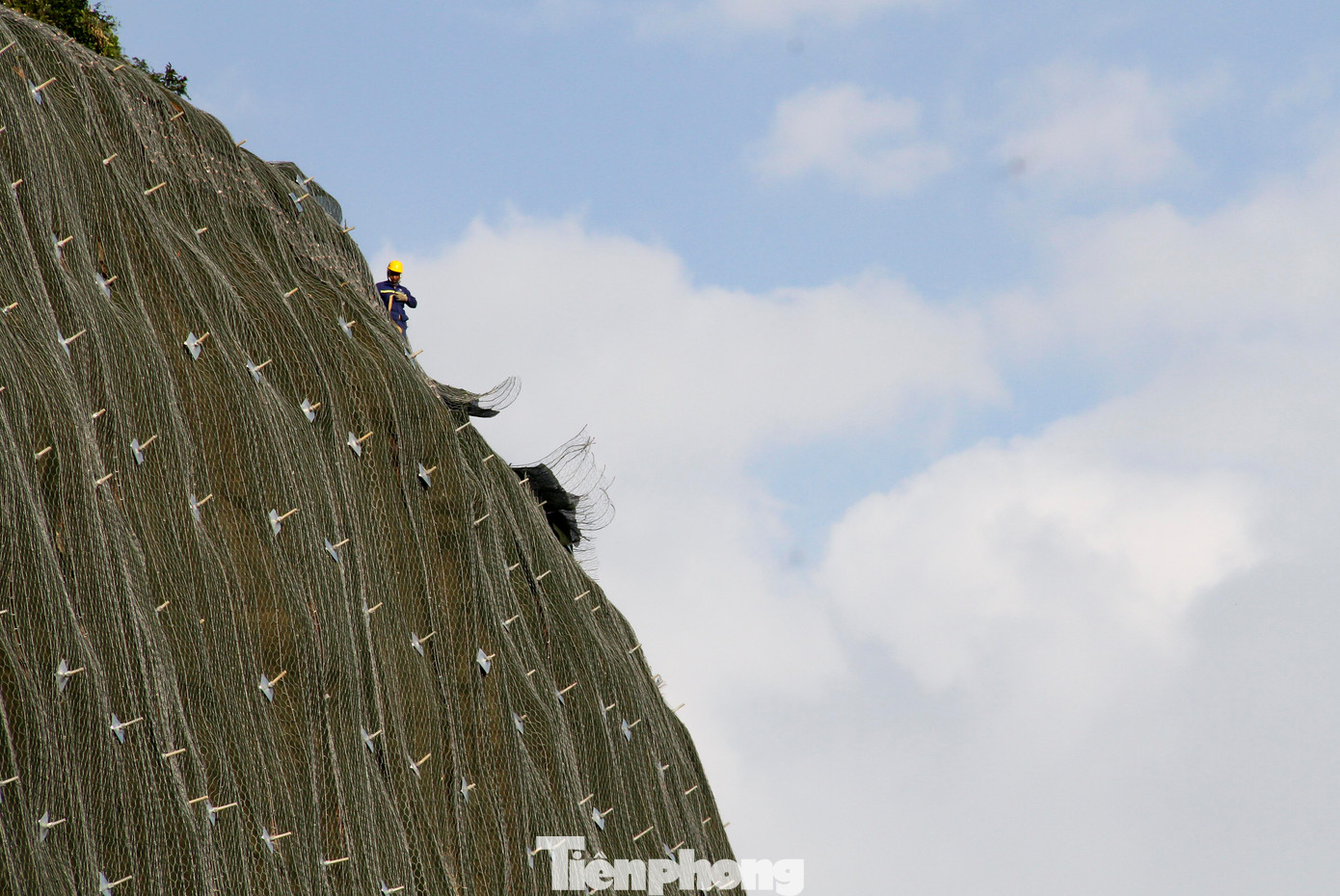 Trước đó, các đơn vị thi công tiến hành khoan đinh neo vào núi Bà Hỏa, để tiến hành thảm lưới sức kháng cao, tạo cảnh quang. (Ảnh: Trương Định)