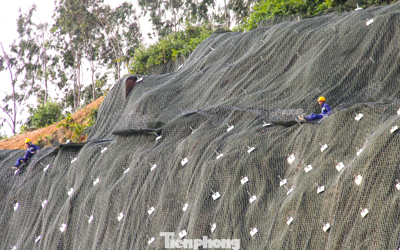 Lãnh đạo UBND TP. Quy Nhơn yêu cầu phải hoàn thành việc khắc phục sạt lở, đưa công trình vào sử dụng trước ngày 25/1. (Ảnh: Trương Định)