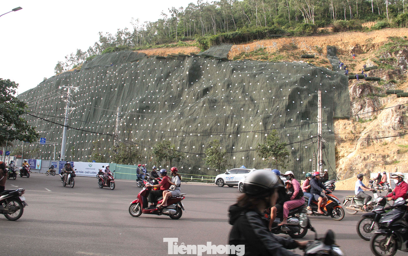 Sau sự cố sạt lở, cơ quan chức năng đã rào chắn một phần đường Nguyễn Tất Thành, chiều dài khoảng 100m để đảm bảo an toàn giao thông cũng như bảo vệ tính mạng cho người dân, du khách. Tuy nhiên, việc chậm khắc phục điểm lở núi cũng như tháo dỡ rào chắn đã gây cản trở giao thông ở khu vực ra vào cửa ngõ TP. Quy Nhơn. (Ảnh: Trương Định)