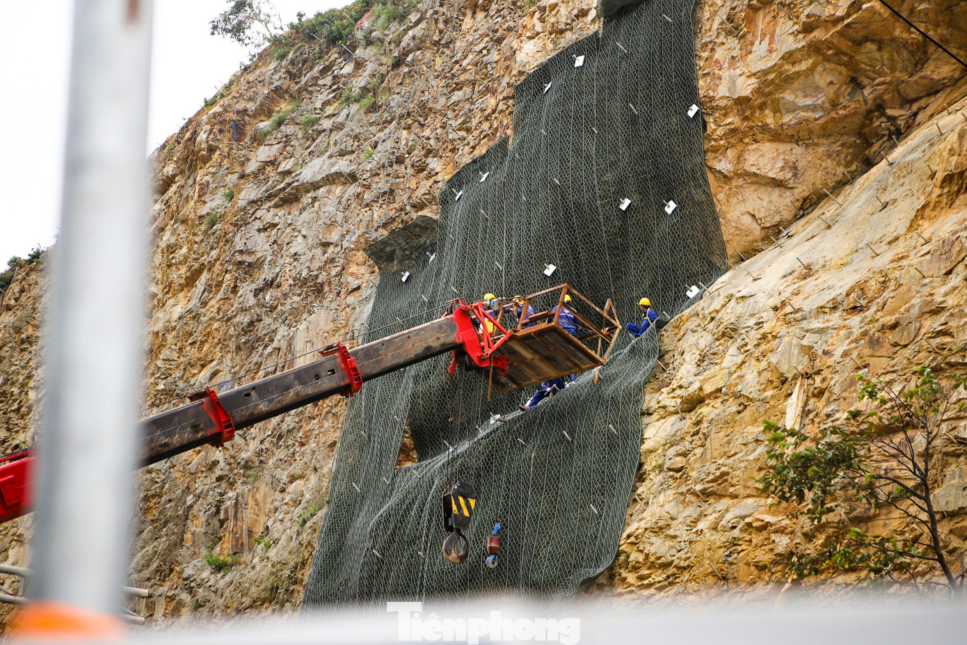 Vị trí sạt lở chính trên núi Bà Hỏa. (Ảnh: Trương Định)