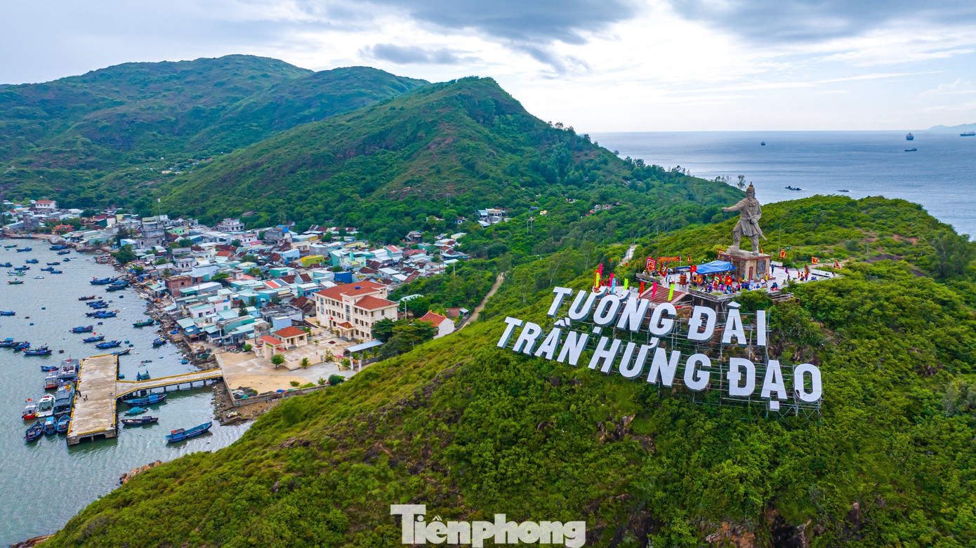 Người dân Quy Nhơn - Bình Định nói riêng và người dân Việt Nam nói chung, vào những ngày này đều mang trong mình niềm tự hào, sự tưởng nhớ công ơn to lớn đầy chiến công hiển hách của Hưng Đạo Đại vương Trần Quốc Tuấn.