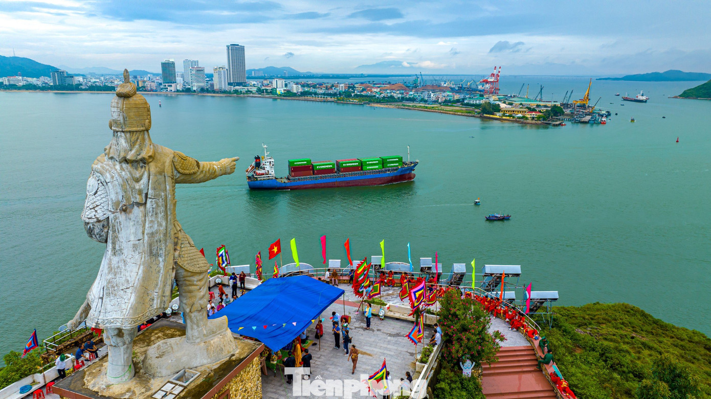 Theo thường lệ, lễ giỗ Quốc công Tiết chế Hưng Đạo Đại vương Trần Quốc Tuấn được tổ chức trong 3 ngày. Năm nay, lễ giỗ lần thứ 723 bắt đầu từ ngày 2/10 (nhằm ngày 18/8 âm lịch). Trong đó, ngày 3/10 sẽ diễn ra lễ dâng hương, dâng hoa tại Tượng đài Trần Hưng Đạo, lễ rước theo nghi thức cổ truyền. Hôm nay, (4/10) diễn ra các chương trình chính trong lễ tưởng niệm.