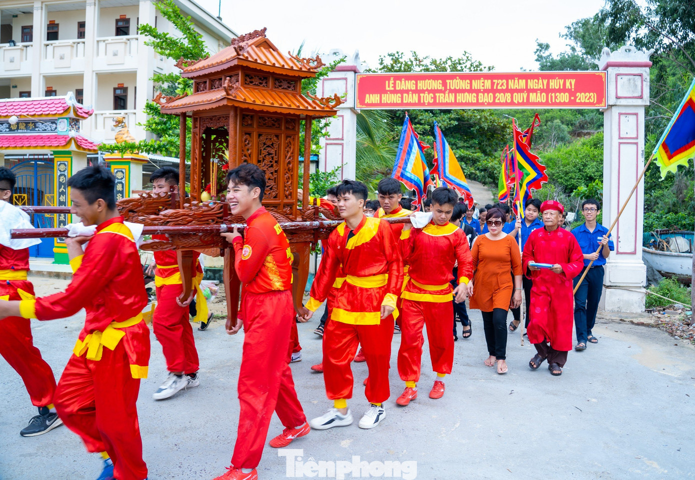Lễ rước cung nghinh Đức Thánh Trần nhập điện được rước từ Tượng đài Đức Thánh Trần ở xã đảo Hải Minh (TP. Quy Nhơn) về đền thờ. Nghi thức này cũng đã trở thành nghi thức truyền thống trước ngày húy kỵ diễn ra mỗi năm.