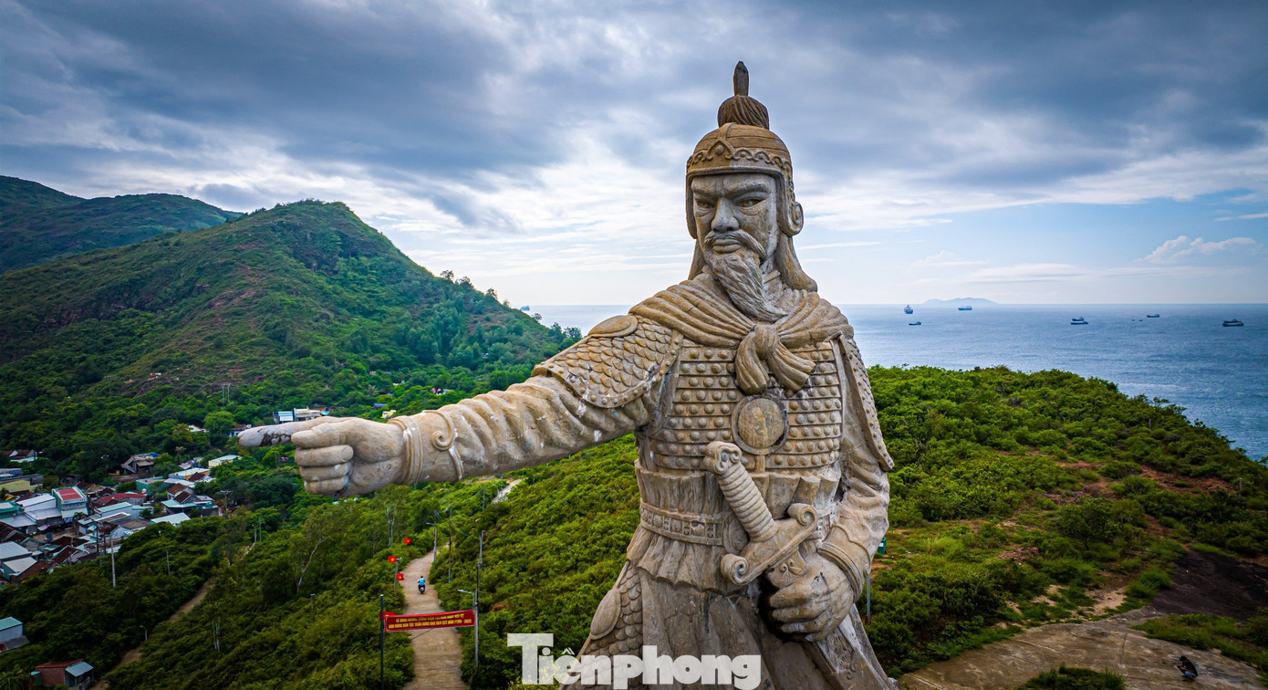 Theo tâm niệm người dân TP. Quy Nhơn, tượng đài Trần Hưng Đạo hiên ngang một mình chỉ tay ra biển đã nhiều lần chuyển hướng bão giông, bảo vệ cho những người con Quy Nhơn được bình an, ấm no sau bao mùa giông bão.