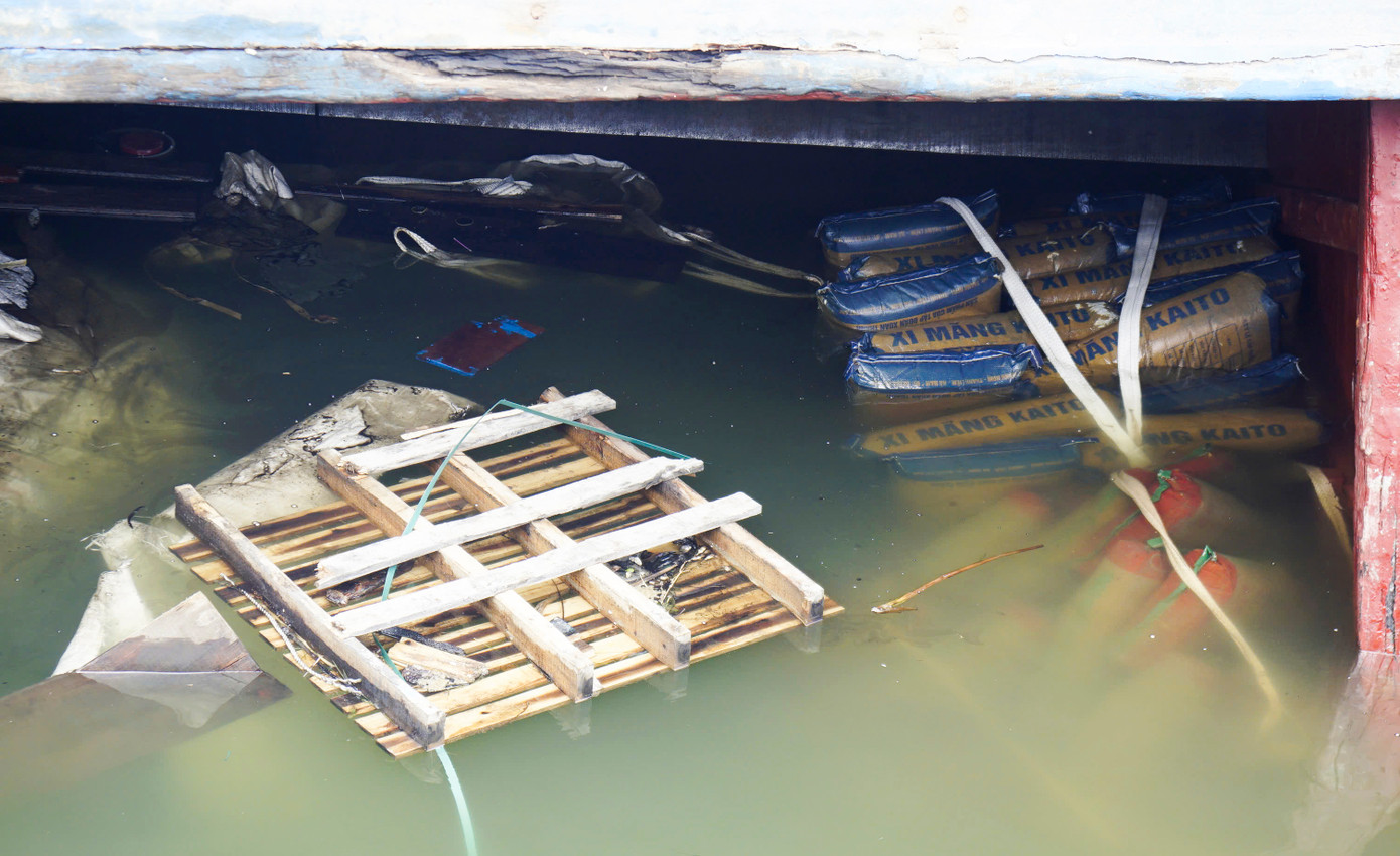 Những bao xi măng chìm dưới nước.