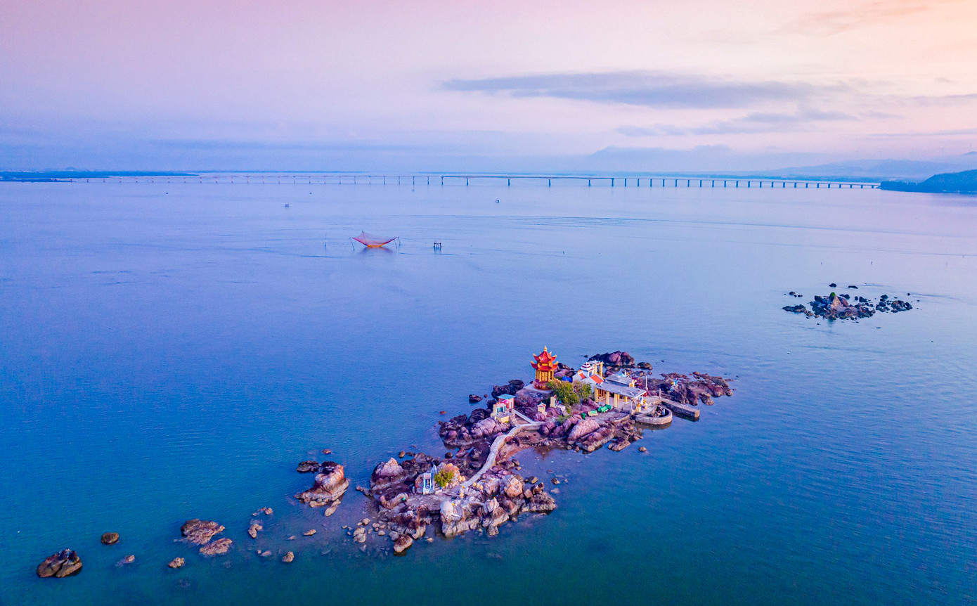 Tháp Thầy Bói nằm giữa đầm Thị Nại. Ảnh: Dũng Nhân. Tháp Thầy Bói nằm giữa đầm Thị Nại. Ảnh: Dũng Nhân.