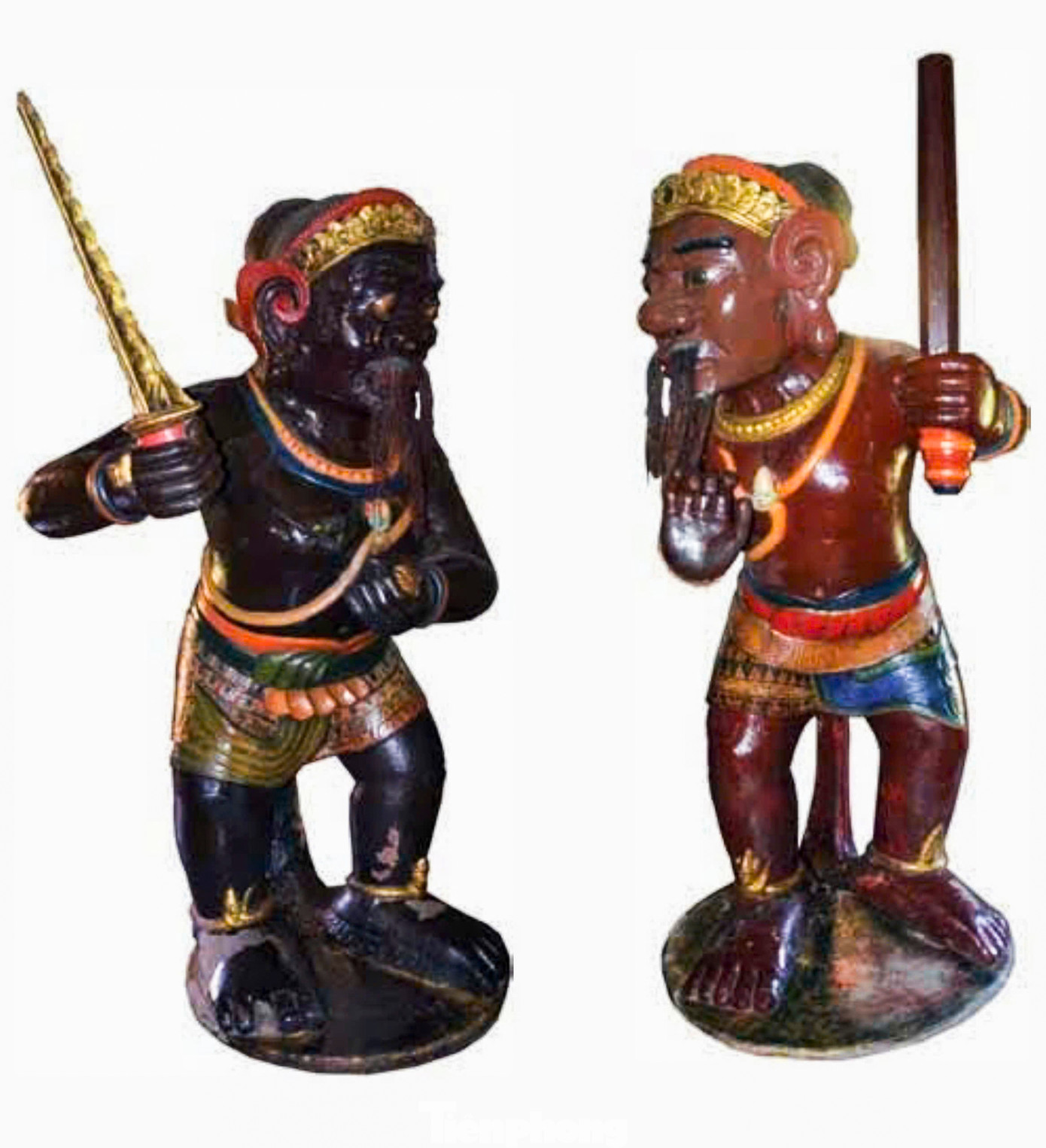 Hai tượng hộ pháp Dvarapala (còn gọi là tượng ông Đen, ông Đỏ), niên đại thế kỷ XII-XIII, được công nhận bảo vật quốc gia năm 2020. Hai tượng này được lưu giữ tại chùa Nhạn Sơn, thuộc xã Nhơn Hậu, thị xã An Nhơn. Ảnh: Bảo tàng Bình Định.