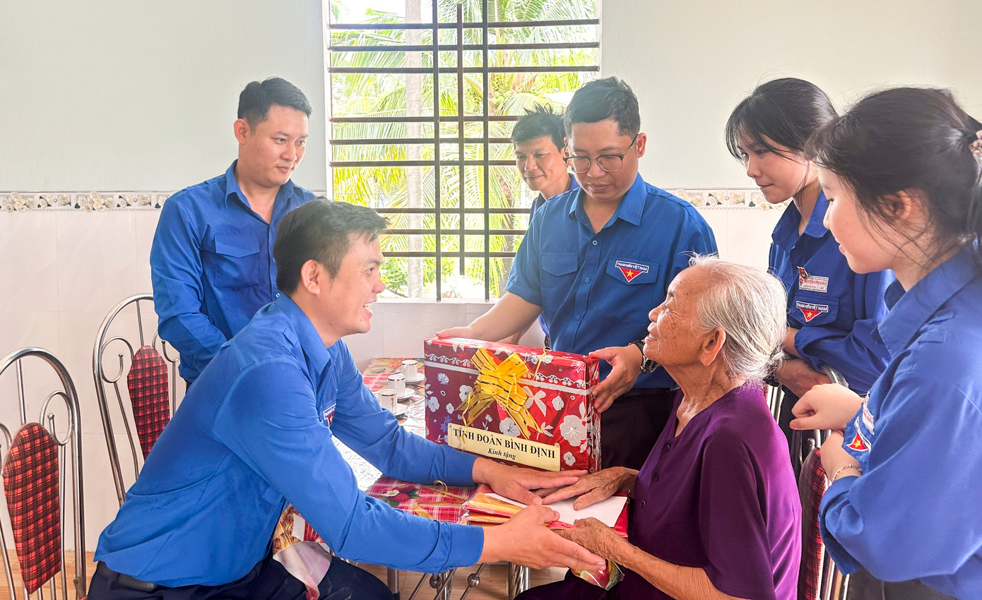 Tuổi trẻ Bình Định với các hoạt động tri ân nhân kỷ niệm 77 năm Ngày Thương binh - Liệt sĩ. Ảnh: T.Đ