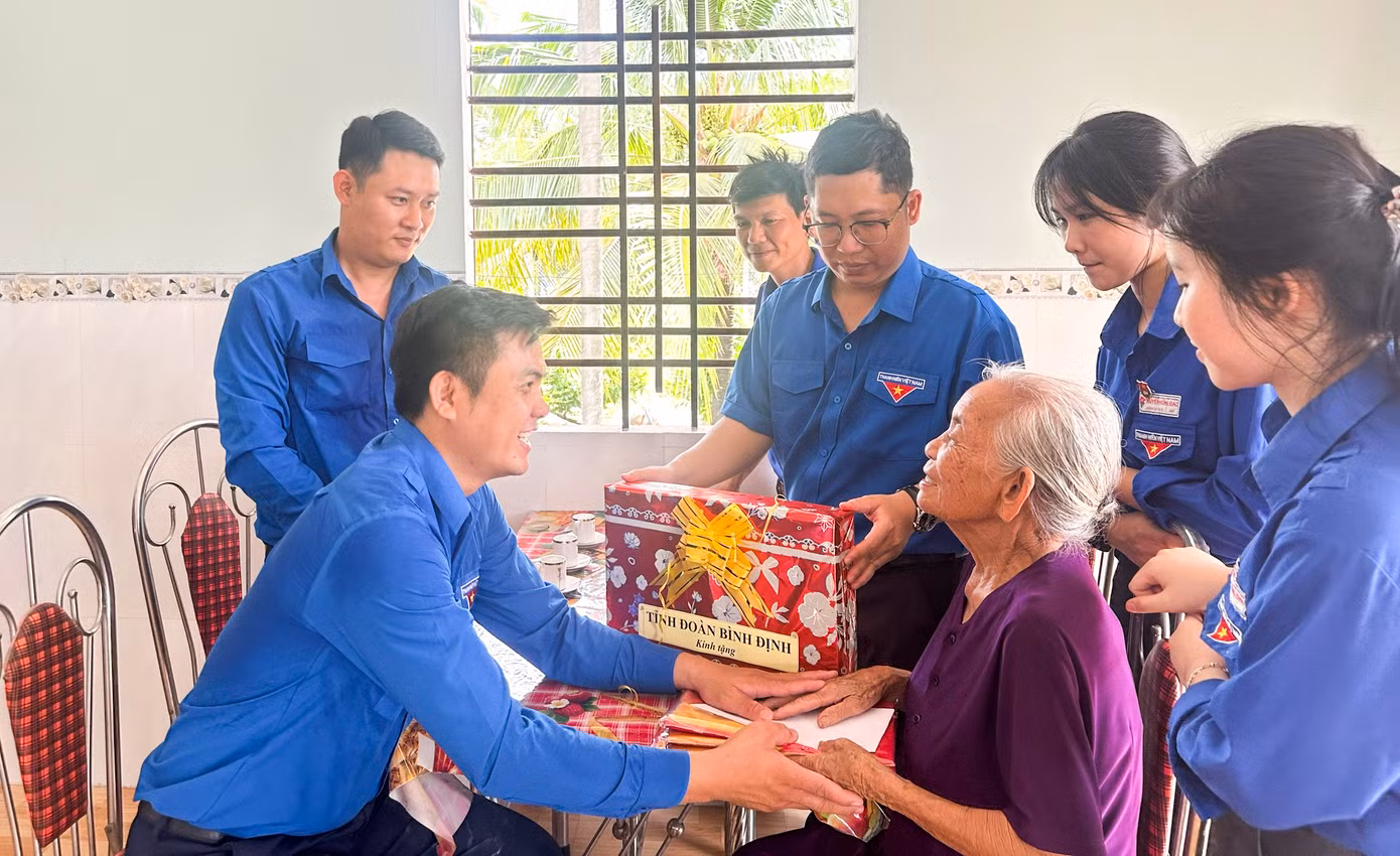 Tuổi trẻ Bình Định với các hoạt động tri ân nhân kỷ niệm 77 năm Ngày Thương binh - Liệt sĩ. Ảnh: T.Đ