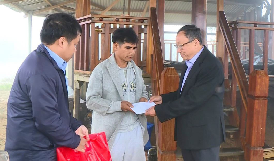 Lãnh đạo UBND huyện An Lão thăm hỏi, hỗ trợ gia đình ông H. Ảnh: HB