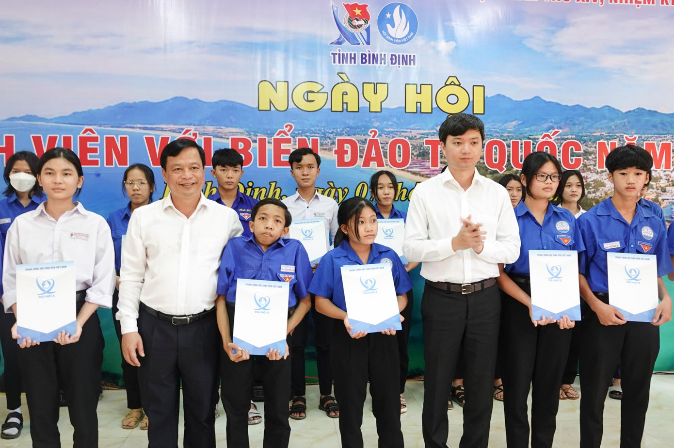 Anh Nguyễn Minh Triết (bên phải) cùng ông Nguyễn Tuấn Thanh trao học bổng cho các sinh viên 5 tốt. Anh Nguyễn Minh Triết (bên phải) cùng ông Nguyễn Tuấn Thanh trao học bổng cho các sinh viên 5 tốt.