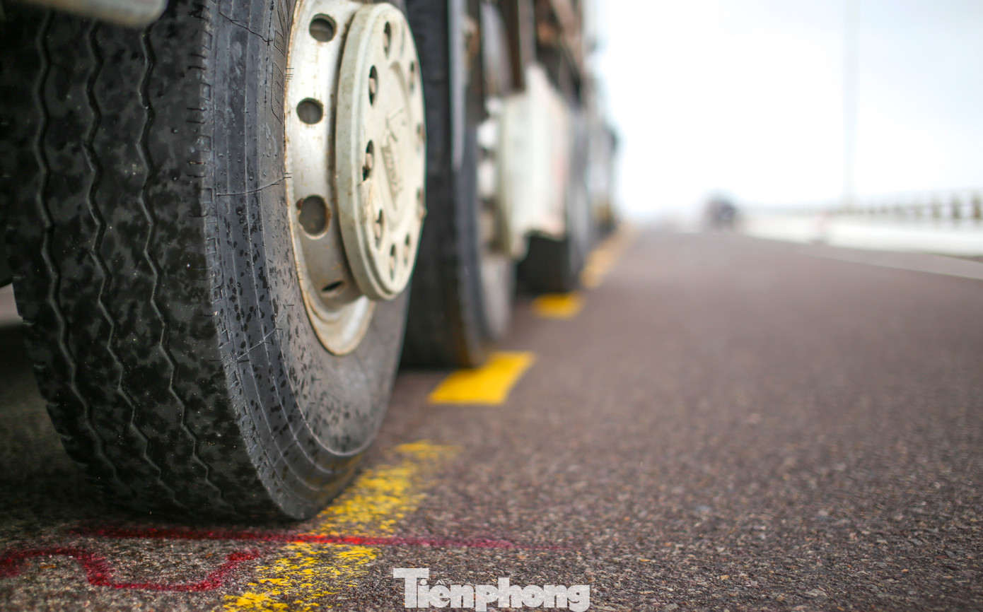 Việc thử tải nhằm đánh giá khả năng chịu lực của bộ phận kết cấu của cầu sau khi được sửa chữa, gia cường. Ảnh: Trương Định Việc thử tải nhằm đánh giá khả năng chịu lực của bộ phận kết cấu của cầu sau khi được sửa chữa, gia cường. Ảnh: Trương Định