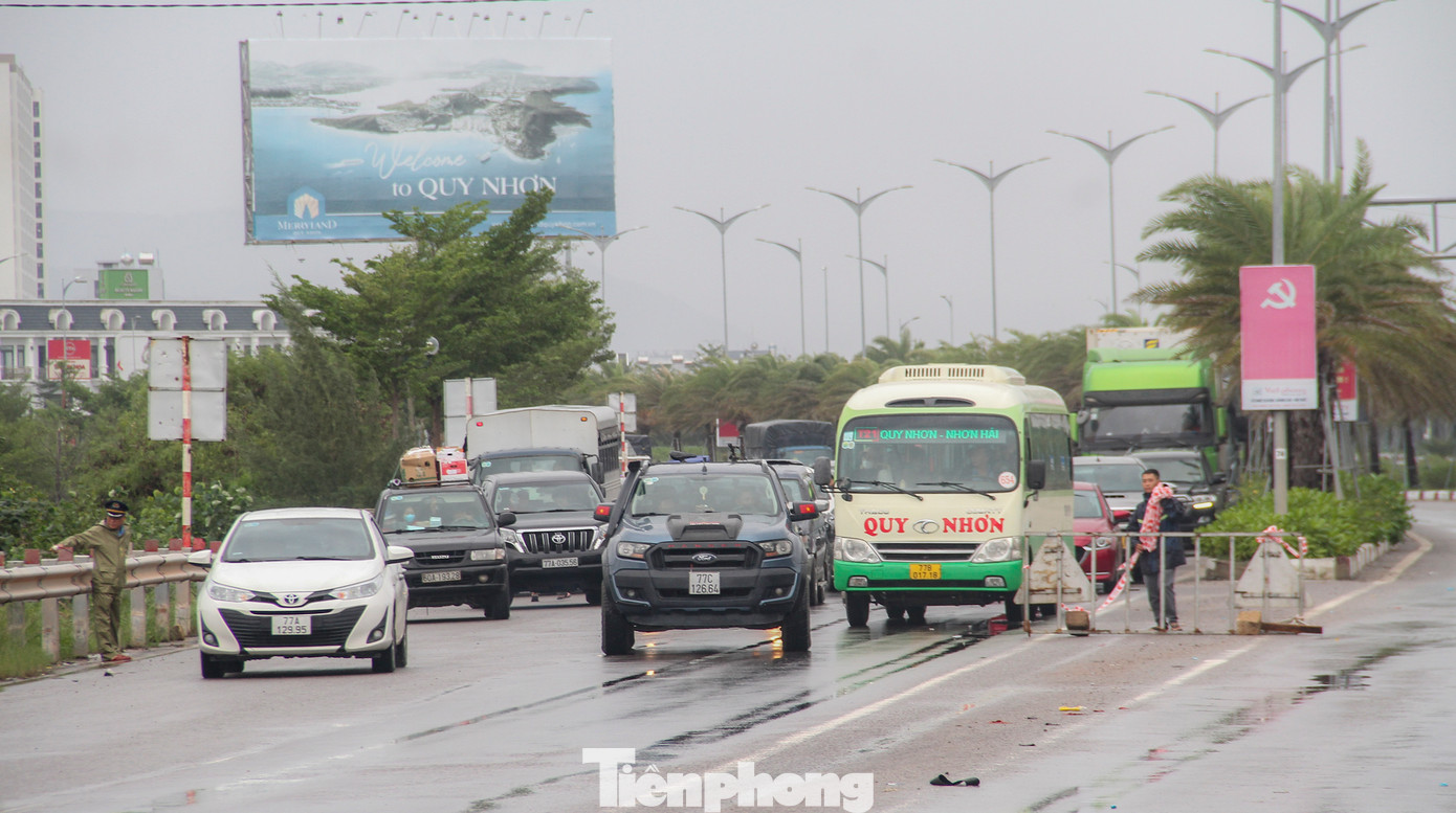 Sau mỗi chu kỳ sẽ tiến hành thông xe để giải tỏa bớt lưu lượng và thực hiện chu kỳ tiếp theo cho đến khi hoàn thành việc thử tải. Ảnh: Trương Định Sau mỗi chu kỳ sẽ tiến hành thông xe để giải tỏa bớt lưu lượng và thực hiện chu kỳ tiếp theo cho đến khi hoàn thành việc thử tải. Ảnh: Trương Định