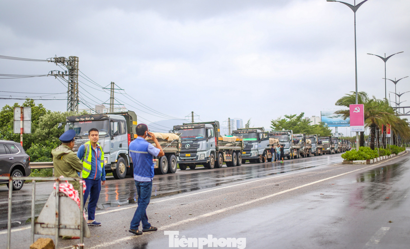 Ghi nhận của PV Tiền Phong, để đảm bảo an toàn cho các phương tiện, ngành chức năng đã hạn chế lưu thông tạm thời qua cầu Thị Nại. Ảnh: Trương Định Ghi nhận của PV Tiền Phong, để đảm bảo an toàn cho các phương tiện, ngành chức năng đã hạn chế lưu thông tạm thời qua cầu Thị Nại. Ảnh: Trương Định
