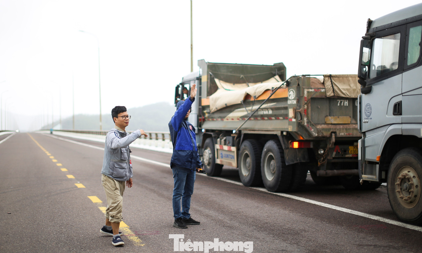 Theo kế hoạch, thời gian xếp xe thử tải bắt đầu từ lúc 8 - 22h ngày 15/12. Ảnh: Trương Định Theo kế hoạch, thời gian xếp xe thử tải bắt đầu từ lúc 8 - 22h ngày 15/12. Ảnh: Trương Định