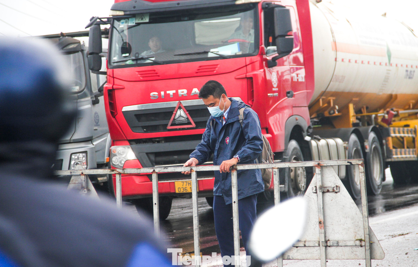 Ghi nhận của PV Tiền Phong, để đảm bảo an toàn cho các phương tiện, ngành chức năng đã hạn chế lưu thông tạm thời qua cầu Thị Nại. Ảnh: Trương Định Ghi nhận của PV Tiền Phong, để đảm bảo an toàn cho các phương tiện, ngành chức năng đã hạn chế lưu thông tạm thời qua cầu Thị Nại. Ảnh: Trương Định