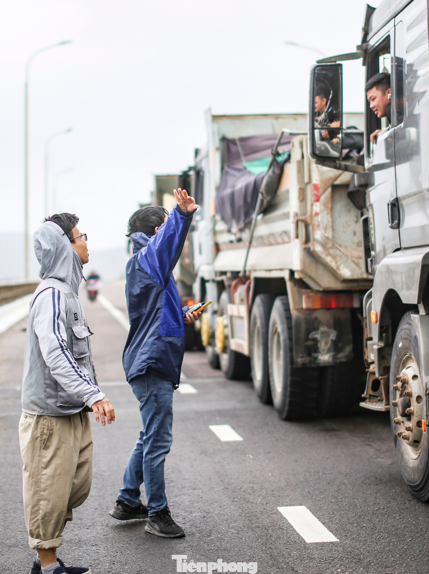 Bộ phận kỹ thuật hướng dẫn các tài xế. Ảnh: Trương Định Bộ phận kỹ thuật hướng dẫn các tài xế. Ảnh: Trương Định