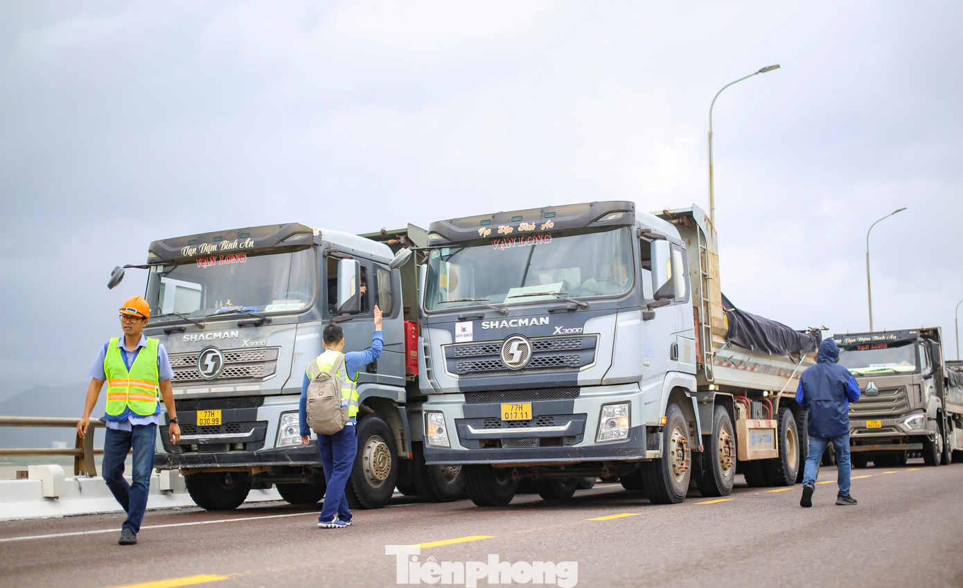 Theo kế hoạch, thời gian xếp xe thử tải bắt đầu từ lúc 8 - 22h ngày 15/12. Ảnh: Trương Định Theo kế hoạch, thời gian xếp xe thử tải bắt đầu từ lúc 8 - 22h ngày 15/12. Ảnh: Trương Định