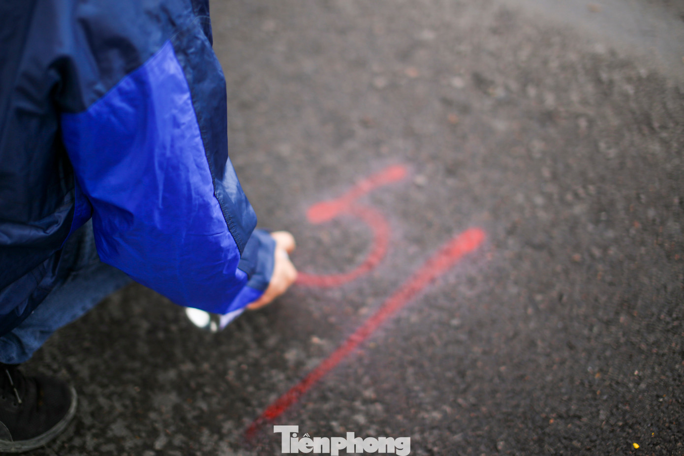 Việc thử tải nhằm đánh giá khả năng chịu lực của bộ phận kết cấu của cầu sau khi được sửa chữa, gia cường. Ảnh: Trương Định Việc thử tải nhằm đánh giá khả năng chịu lực của bộ phận kết cấu của cầu sau khi được sửa chữa, gia cường. Ảnh: Trương Định