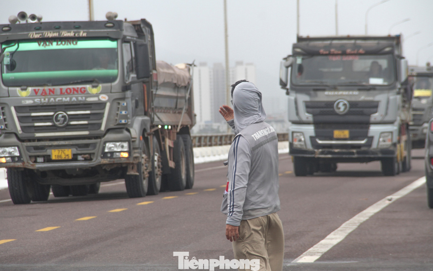 Mỗi chu kỳ thử tải kéo dài khoảng 15-25 phút, trong thời gian này cấm các phương tiện lưu thông qua cầu. Sau mỗi chu kỳ thử tải, cho phép xe cộ lưu thông để tránh ùn tắc giao thông rồi tiếp tục chu kỳ tiếp theo. Ảnh: Trương Định Mỗi chu kỳ thử tải kéo dài khoảng 15-25 phút, trong thời gian này cấm các phương tiện lưu thông qua cầu. Sau mỗi chu kỳ thử tải, cho phép xe cộ lưu thông để tránh ùn tắc giao thông rồi tiếp tục chu kỳ tiếp theo. Ảnh: Trương Định