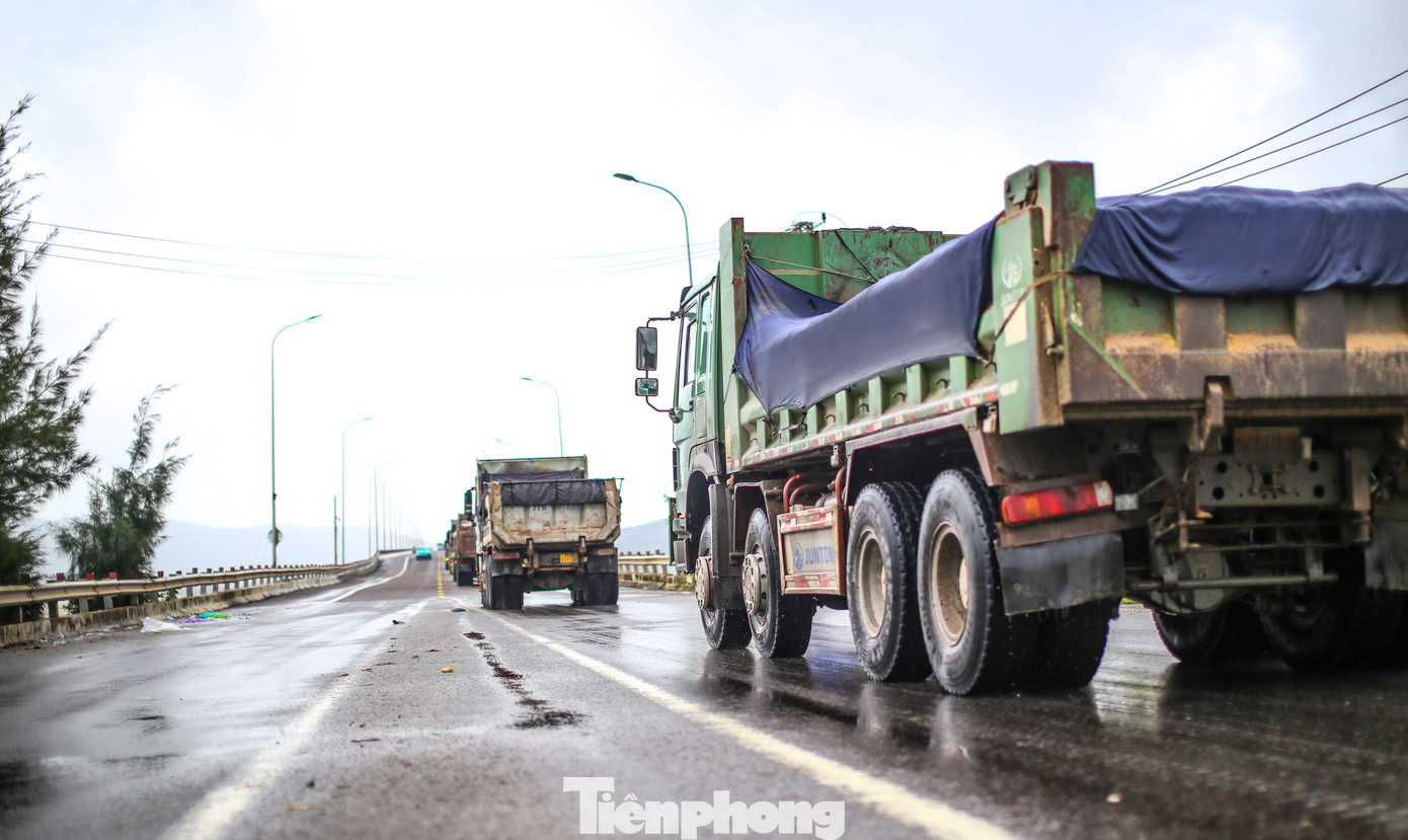 Đoàn xe di chuyển lên cầu Thị Nại. Ảnh: Trương Định Đoàn xe di chuyển lên cầu Thị Nại. Ảnh: Trương Định