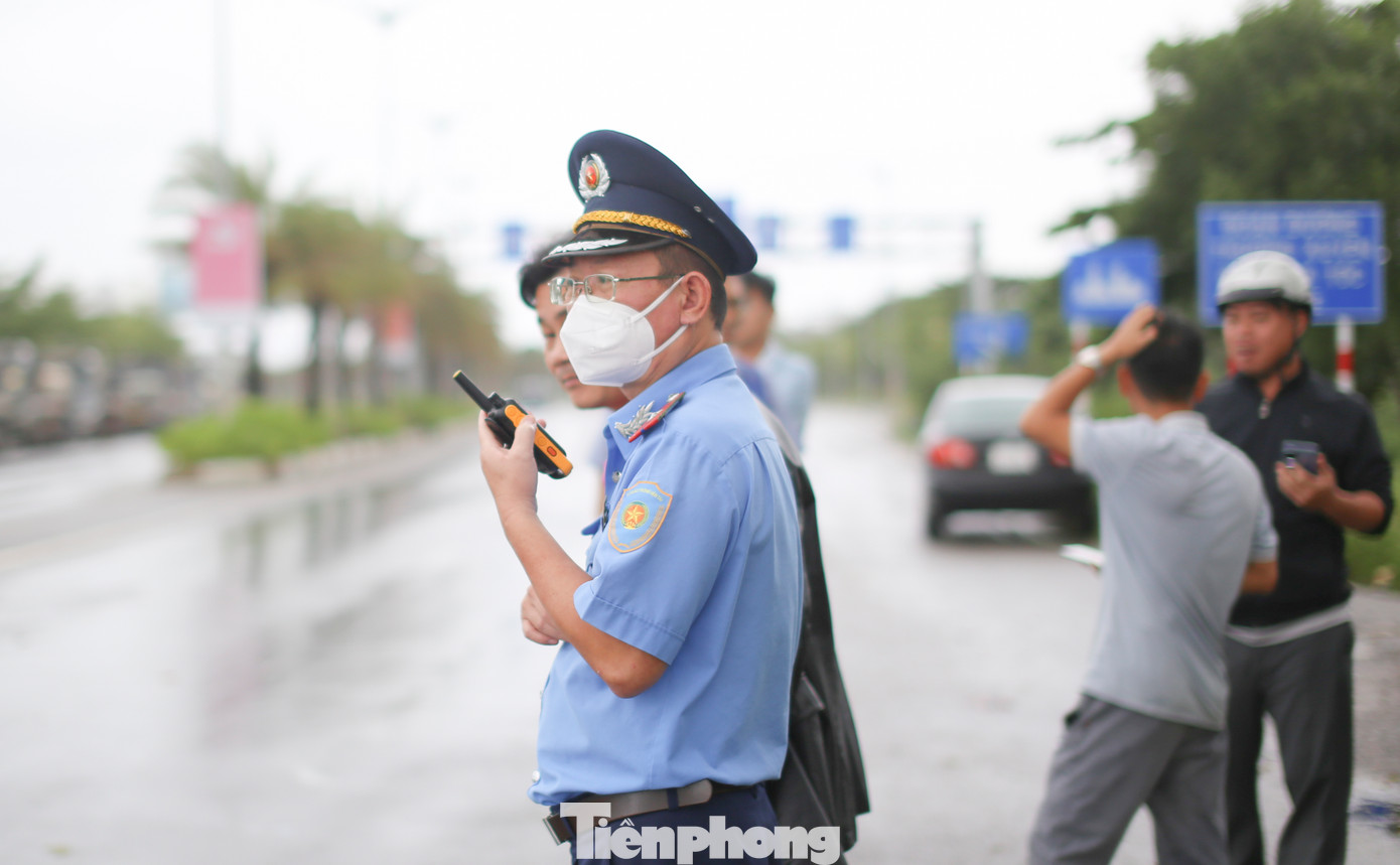 Các lực lượng hướng dẫn, chỉ đạo giám sát các công việc thông qua bộ đàm. Ảnh: Trương Định Các lực lượng hướng dẫn, chỉ đạo giám sát các công việc thông qua bộ đàm. Ảnh: Trương Định