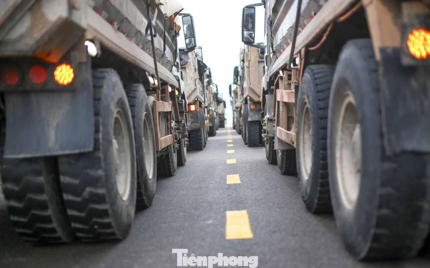 Đoàn xe xếp hàng thử tải trên cầu. Ảnh: Trương Định Đoàn xe xếp hàng thử tải trên cầu. Ảnh: Trương Định