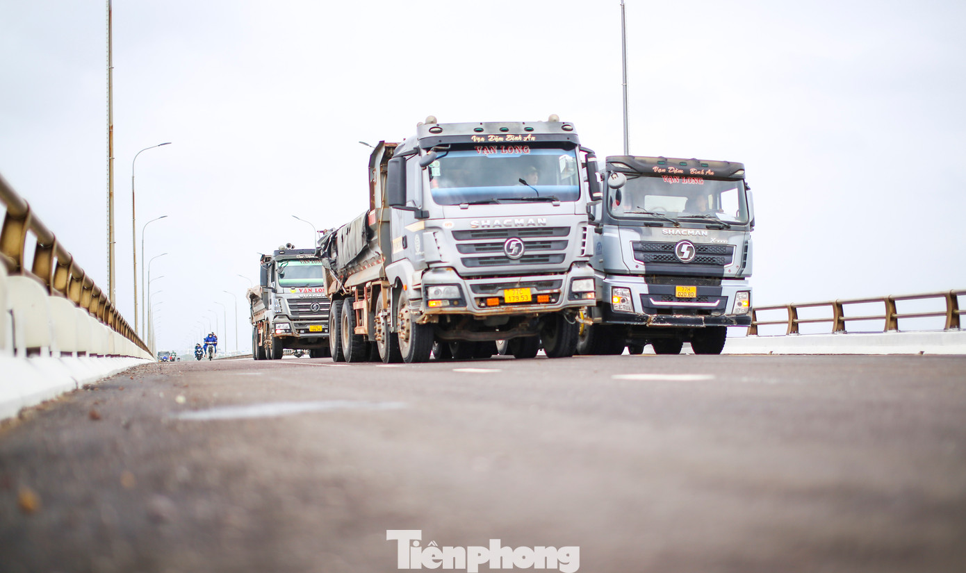 Đầu năm nay, tỉnh Bình Định phê duyệt đầu dự án sửa chữa vết nứt, vỡ kết cấu bê tông mố trụ, dầm dẫn, xử lý lún đường đầu cầu, khe co giãn, thoát nước và hệ thống an toàn giao thông cầu Thị Nại. Dự án do Sở GTVT tỉnh làm chủ đầu tư với tổng mức đầu tư hơn 29,6 tỷ đồng. Ảnh: Trương Định Đầu năm nay, tỉnh Bình Định phê duyệt đầu dự án sửa chữa vết nứt, vỡ kết cấu bê tông mố trụ, dầm dẫn, xử lý lún đường đầu cầu, khe co giãn, thoát nước và hệ thống an toàn giao thông cầu Thị Nại. Dự án do Sở GTVT tỉnh làm chủ đầu tư với tổng mức đầu tư hơn 29,6 tỷ đồng. Ảnh: Trương Định