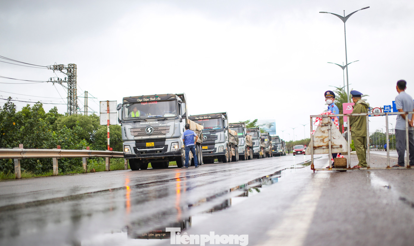 Theo đó, một đoàn gồm 14 chiếc xe có tải trọng mỗi chiếc từ 30 - 35 tấn tiến hành thử tải. Trong ảnh: Đoàn xe xếp hàng chuẩn bị di chuyển lên cầu Thị Nại. Ảnh: Trương Định Theo đó, một đoàn gồm 14 chiếc xe có tải trọng mỗi chiếc từ 30 - 35 tấn tiến hành thử tải. Trong ảnh: Đoàn xe xếp hàng chuẩn bị di chuyển lên cầu Thị Nại. Ảnh: Trương Định