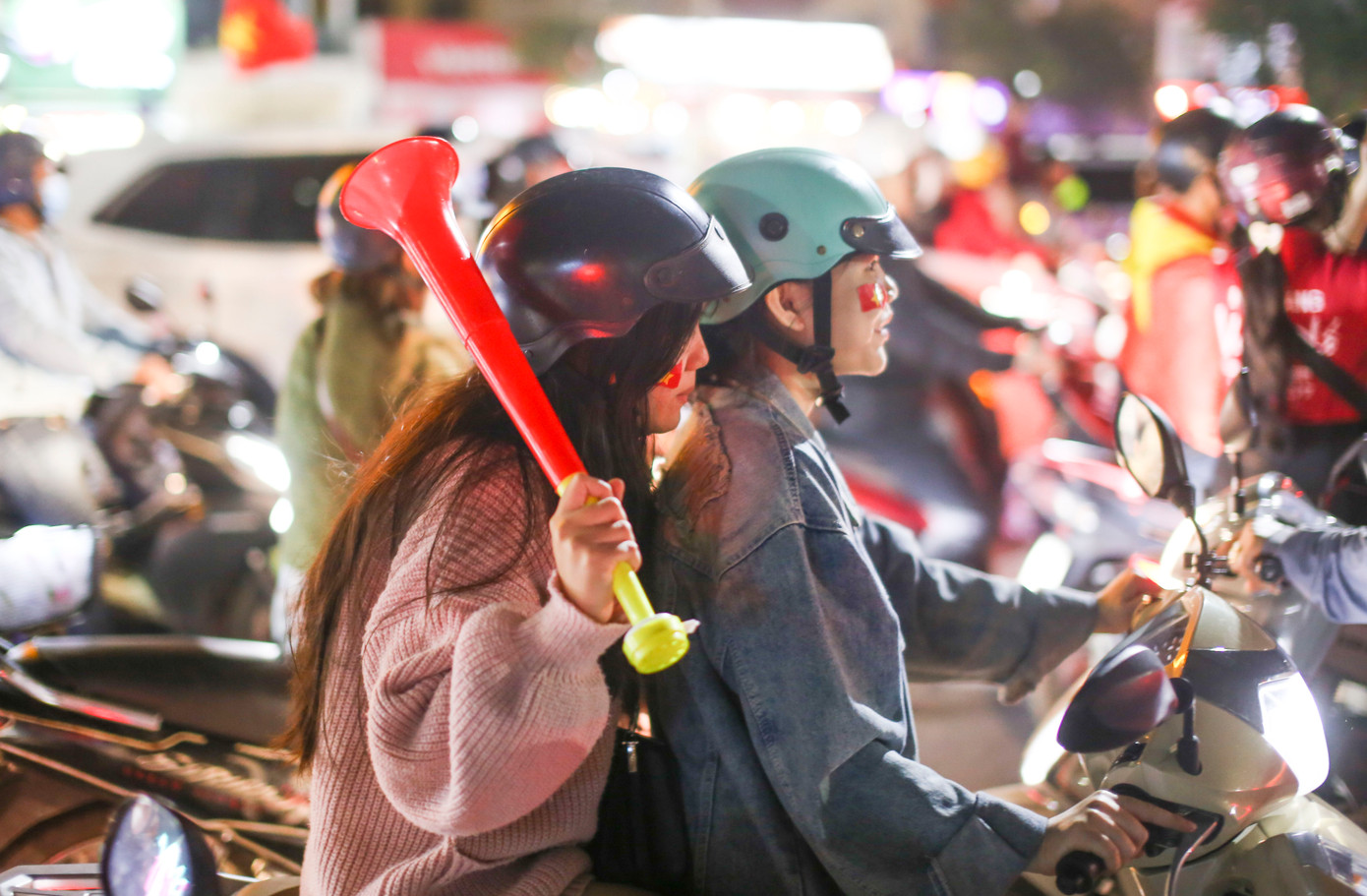 &quot;Biển người&quot; đổ ra tuyến đường biển Quy Nhơn để ăn mừng chiến thắng. Ảnh: Trương Định