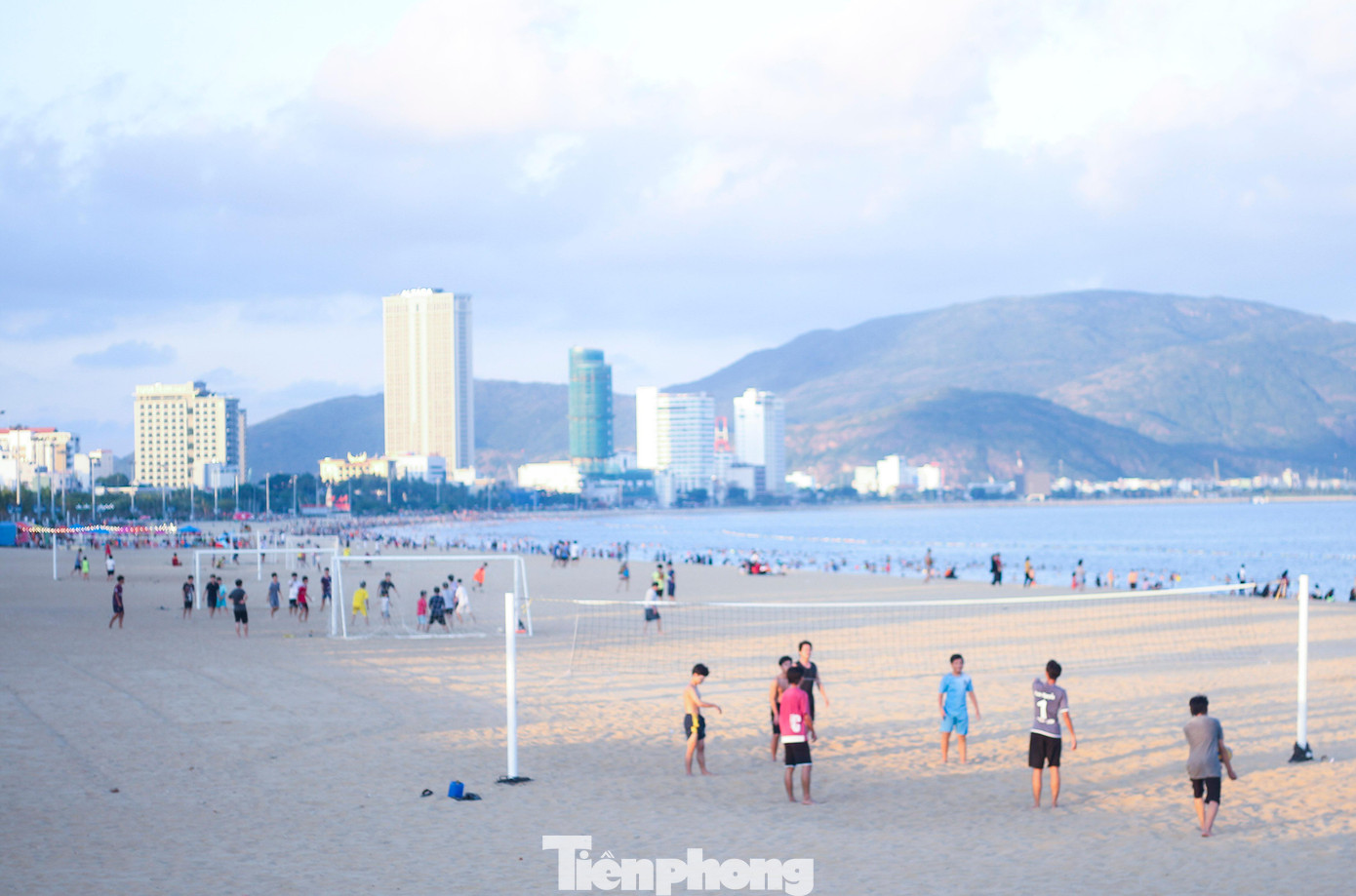 Biển Quy Nhơn đông đúc nhộn nhịp trong ngày đầu nghỉ lễ 2/9 ảnh 11