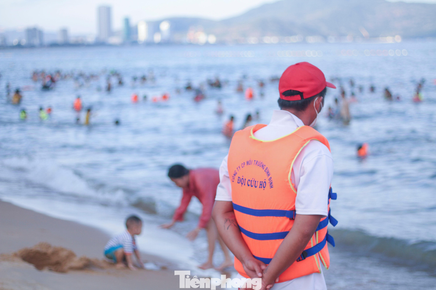 Biển Quy Nhơn đông đúc nhộn nhịp trong ngày đầu nghỉ lễ 2/9 ảnh 10