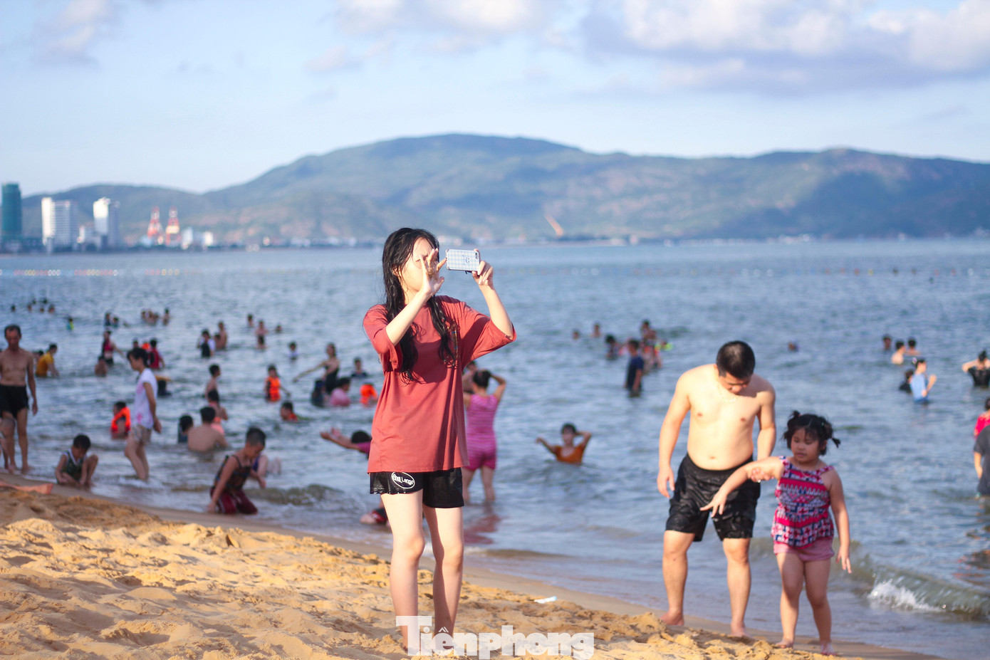 Biển Quy Nhơn đông đúc nhộn nhịp trong ngày đầu nghỉ lễ 2/9 ảnh 9
