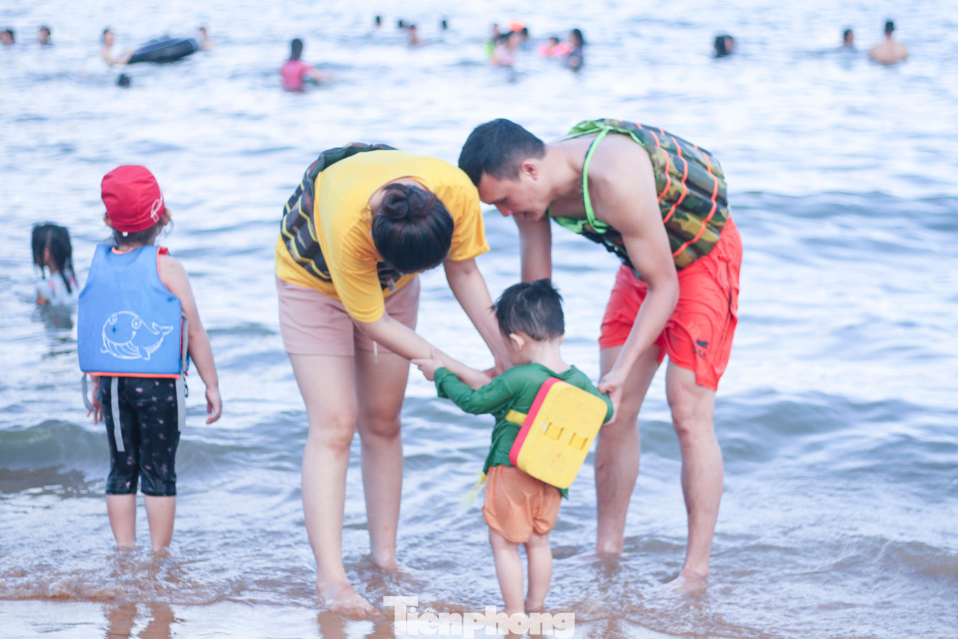 Biển Quy Nhơn đông đúc nhộn nhịp trong ngày đầu nghỉ lễ 2/9 ảnh 6