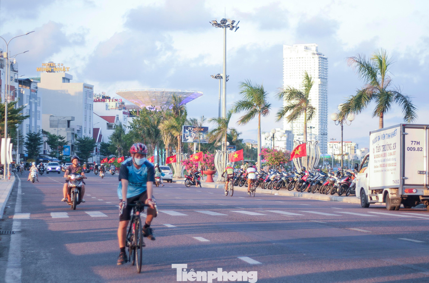 Biển Quy Nhơn đông đúc nhộn nhịp trong ngày đầu nghỉ lễ 2/9 ảnh 12