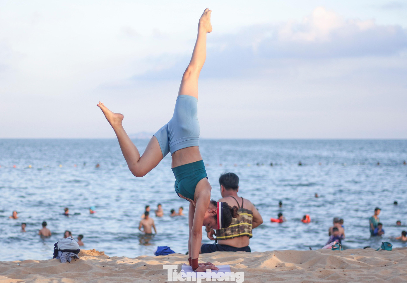 Biển Quy Nhơn đông đúc nhộn nhịp trong ngày đầu nghỉ lễ 2/9 ảnh 8